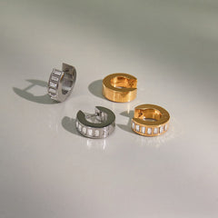 Luxurious and sophisticated 18K gold earrings inlaid with rhinestones.